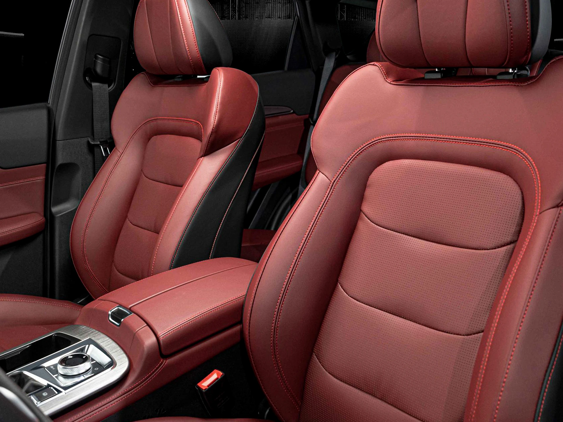 Jetour X70 Plus sculpted front seats