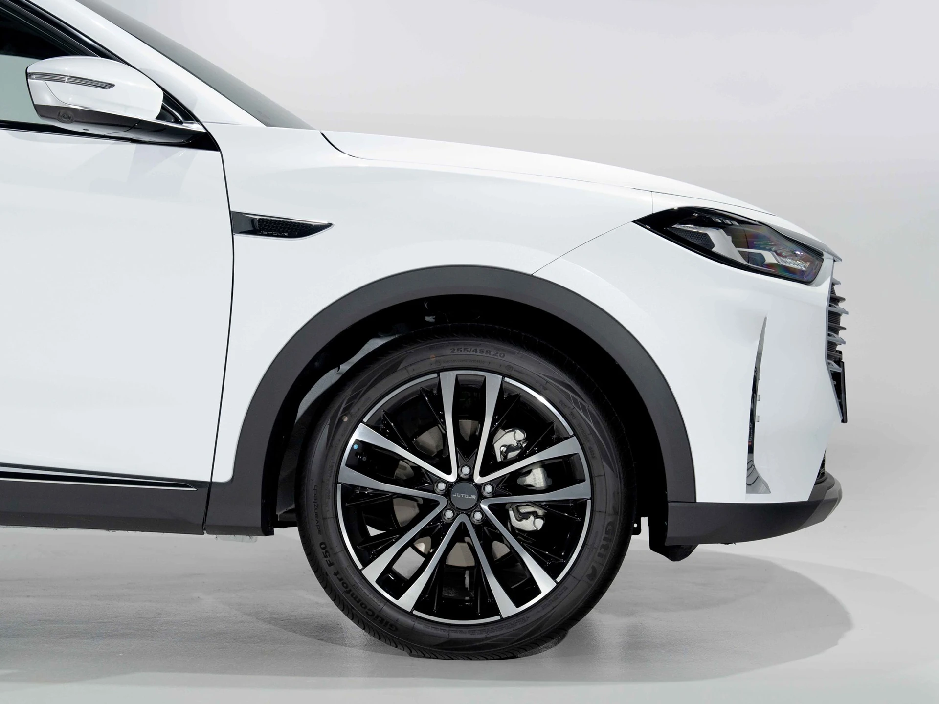 Jetour X70 Plus alloy wheel and front body detail